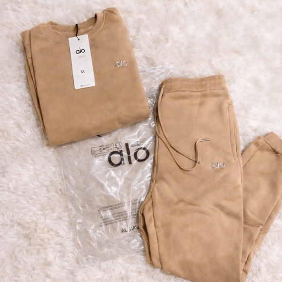 ALO Yoga Camel Sweatshirt - Picture 2 of 2